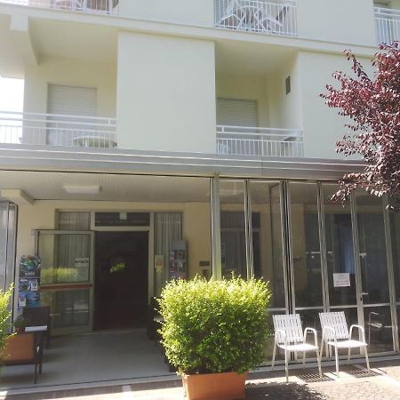 B&B - Meuble' - Hotel " Cordiale " Misano Adriatico Dış mekan fotoğraf