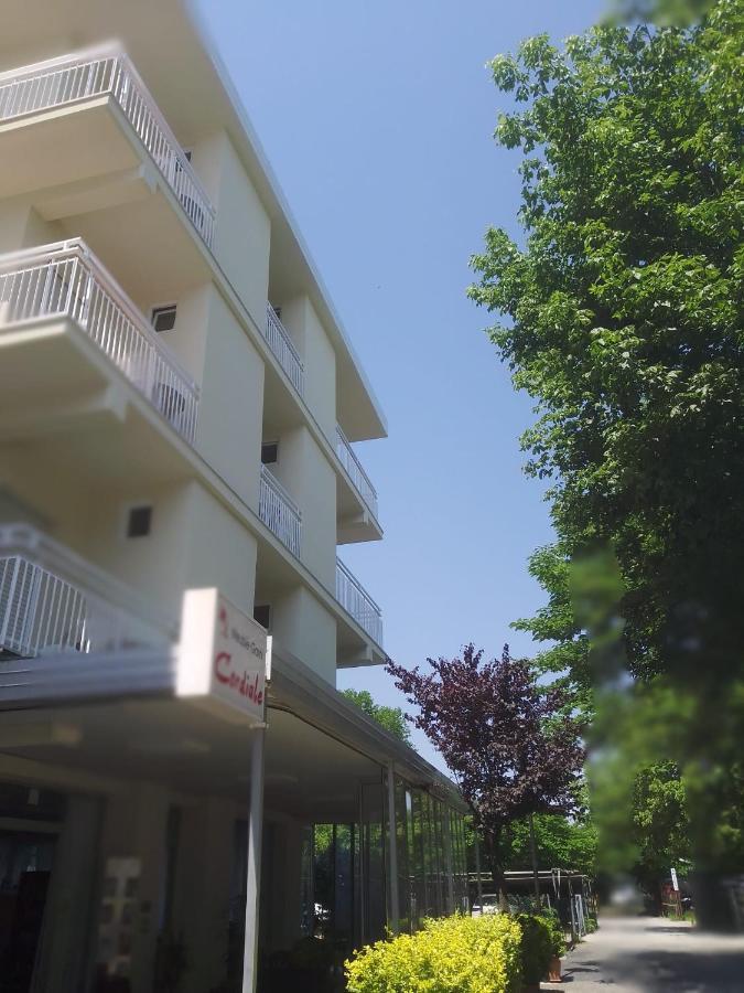 B&B - Meuble' - Hotel " Cordiale " Misano Adriatico Dış mekan fotoğraf