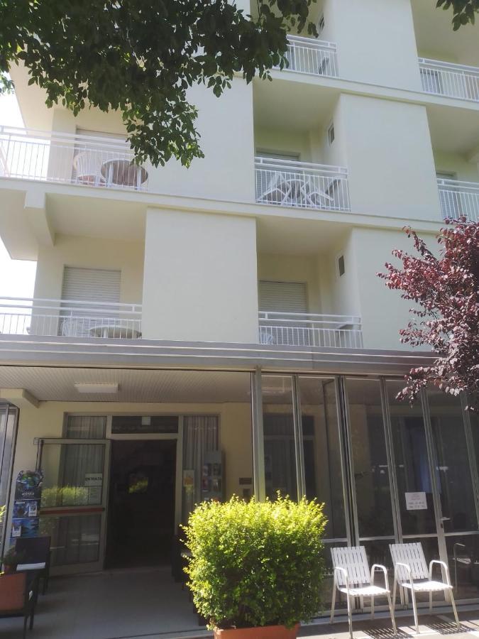B&B - Meuble' - Hotel " Cordiale " Misano Adriatico Dış mekan fotoğraf