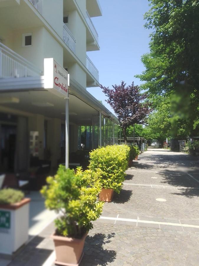 B&B - Meuble' - Hotel " Cordiale " Misano Adriatico Dış mekan fotoğraf