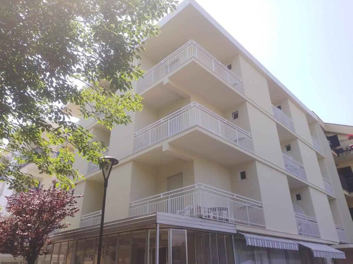 B&B - Meuble' - Hotel " Cordiale " Misano Adriatico Dış mekan fotoğraf