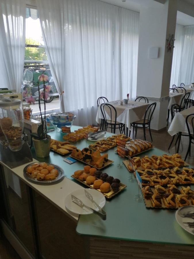 B&B - Meuble' - Hotel " Cordiale " Misano Adriatico Dış mekan fotoğraf