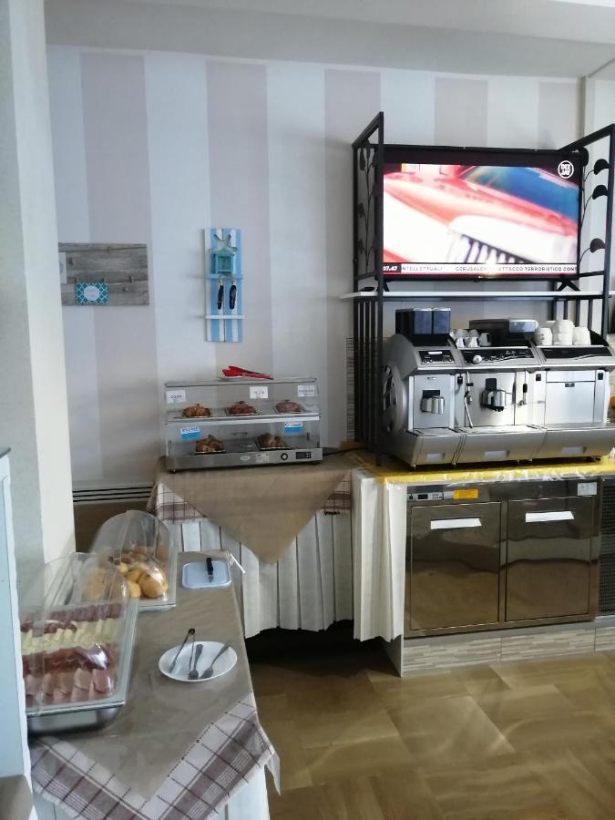 B&B - Meuble' - Hotel " Cordiale " Misano Adriatico Dış mekan fotoğraf