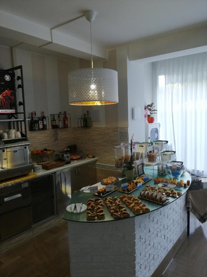 B&B - Meuble' - Hotel " Cordiale " Misano Adriatico Dış mekan fotoğraf