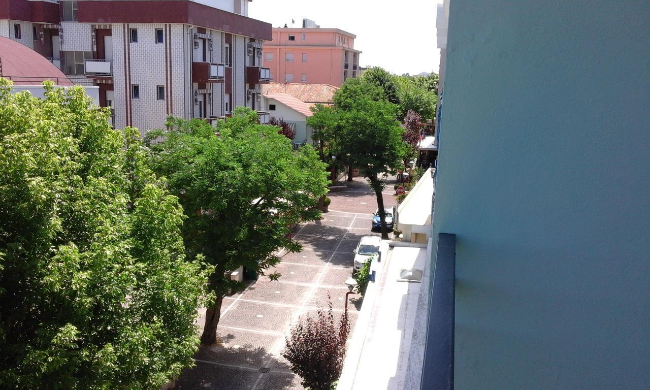 B&B - Meuble' - Hotel " Cordiale " Misano Adriatico Dış mekan fotoğraf