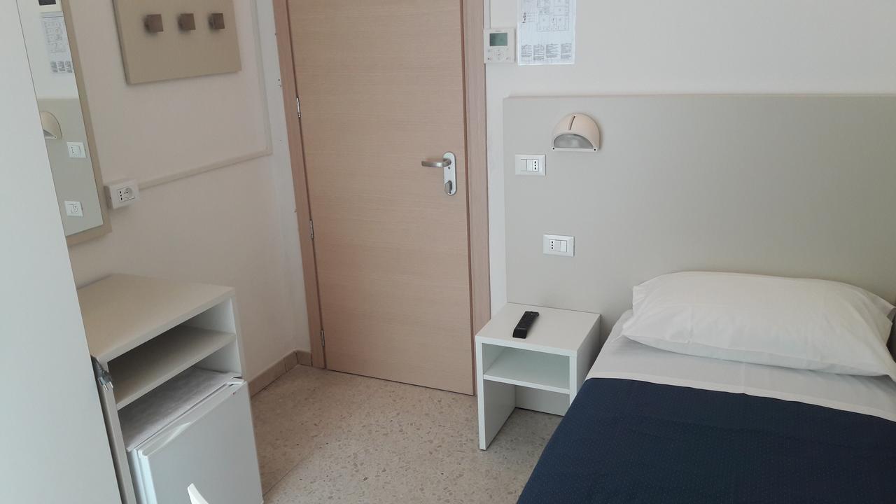 B&B - Meuble' - Hotel " Cordiale " Misano Adriatico Dış mekan fotoğraf
