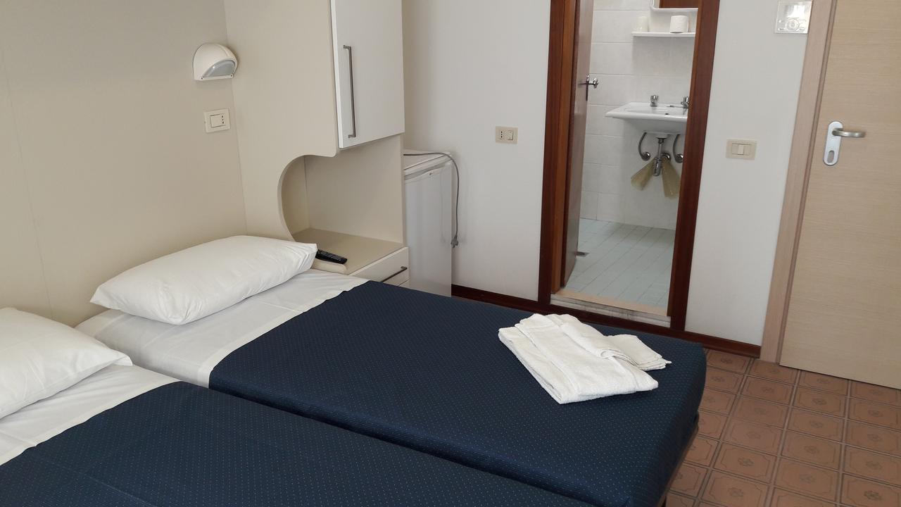B&B - Meuble' - Hotel " Cordiale " Misano Adriatico Dış mekan fotoğraf