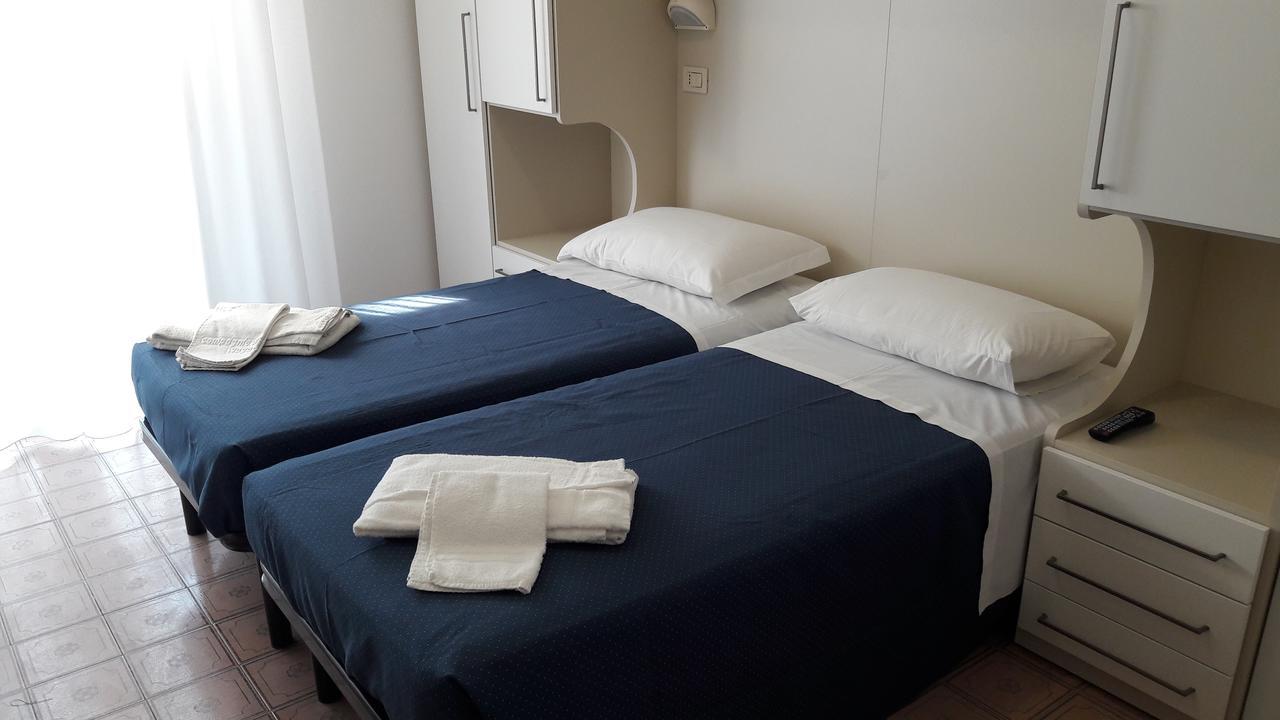 B&B - Meuble' - Hotel " Cordiale " Misano Adriatico Dış mekan fotoğraf