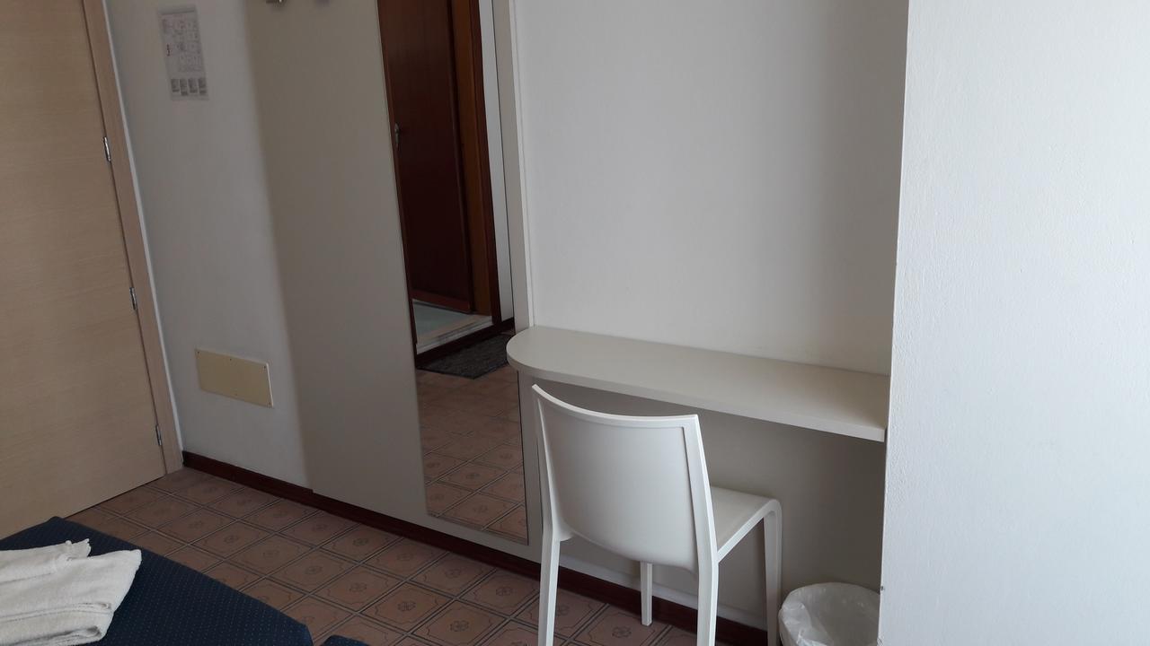 B&B - Meuble' - Hotel " Cordiale " Misano Adriatico Dış mekan fotoğraf